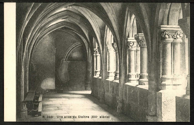 Vue du promenoir du cloître