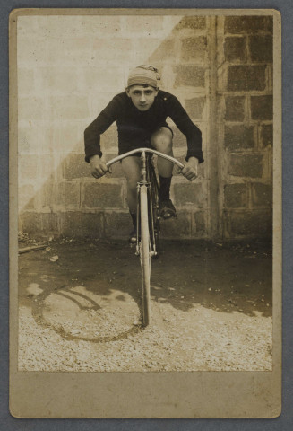 Garçon posant sur sa bicyclette