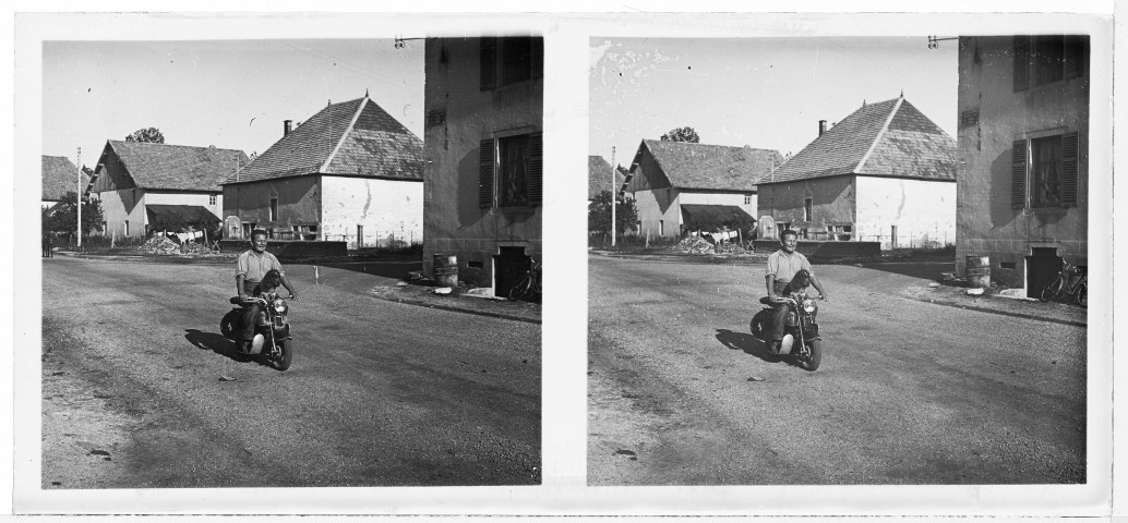 Roger et Dick sur le scooter