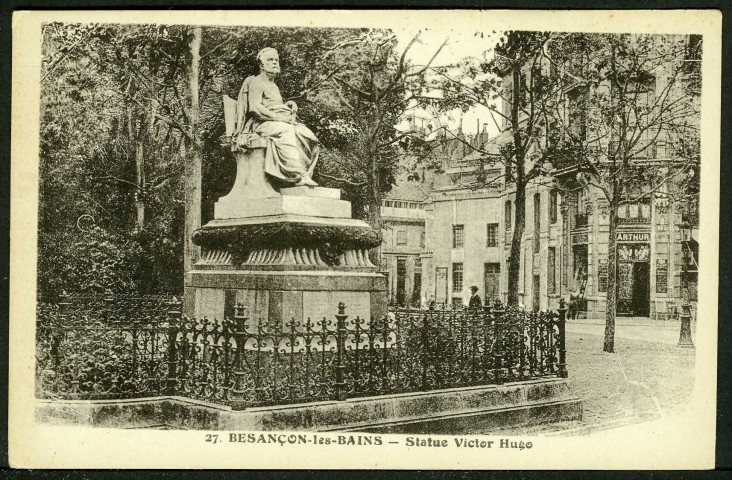Vue de la statue Victor Hugo