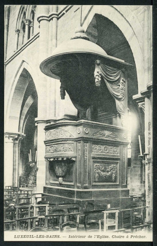 Intérieur de l'église, chaire à prêcher