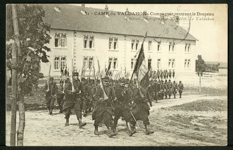 Compagnie rentrant le drapeau