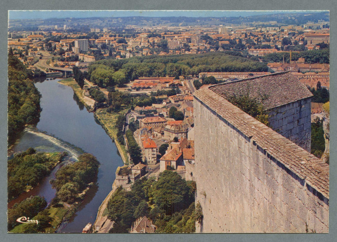 Les remparts ouest de la citadelle et la vallée du Doubs