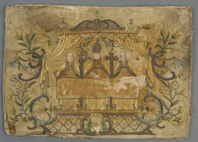 Avec croix, crosse et sol figuré (carrelage)