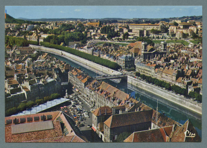 Vue aérienne. Place de la Révolution, le pont Battant et l'église de la Madeleine
