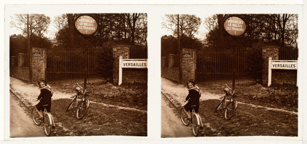 Promenade en vélo à l'entrée du château de Versailles