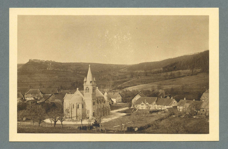 L'église en l'honneur de la Bienheureuse, à droite sa maison natale