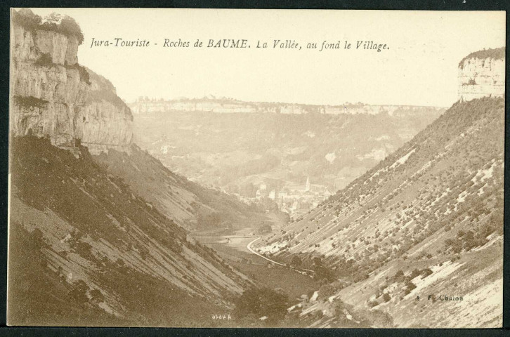 La vallée, au fond le village