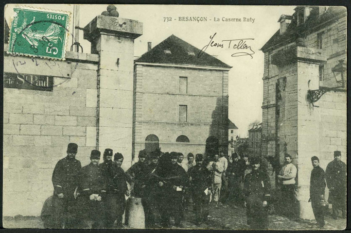 Vue de l'entrée de la caserne Ruty, rue Sarrail