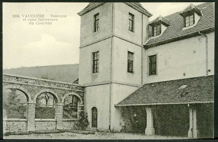 Le couvent, tourelle et cour intérieure