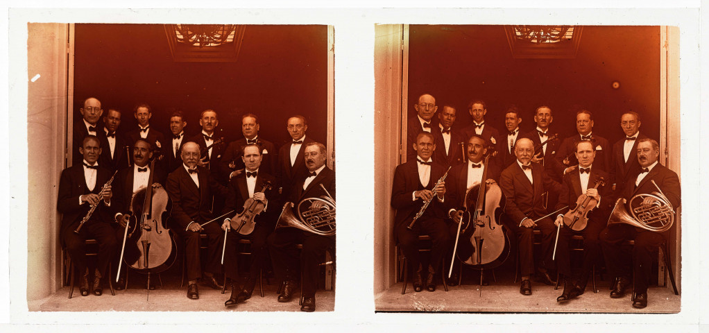 L'orchestre Colonne sur le perron du casino