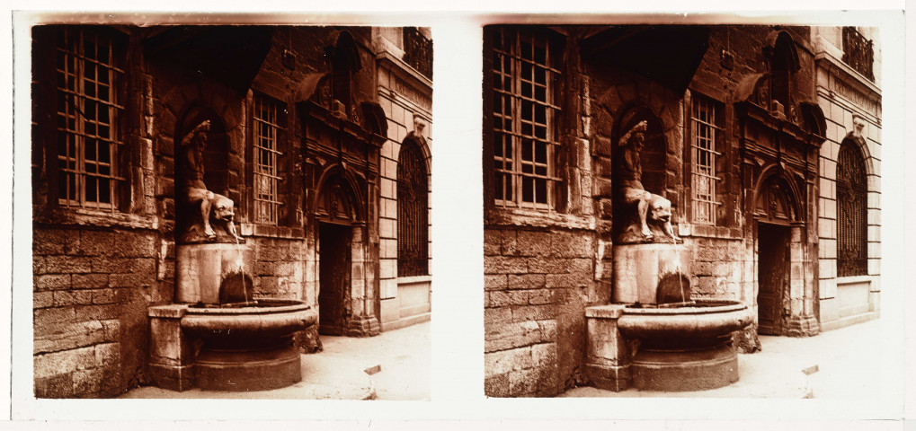 La fontaine Neptune dans la Grande Rue