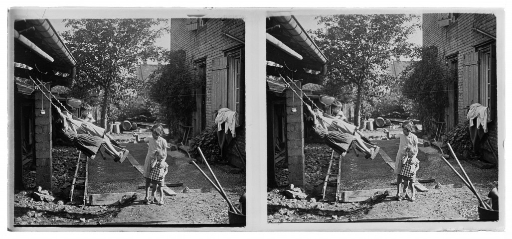 Les enfants sur la balançoire
