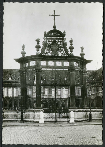 Grille de l'hôpital