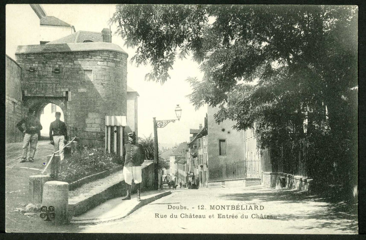 Rue du Château et entrée du château