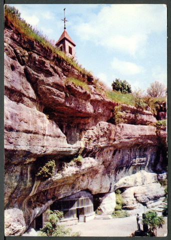 Entrée de la grotte-chapelle, statue de Saint-Ferjeux