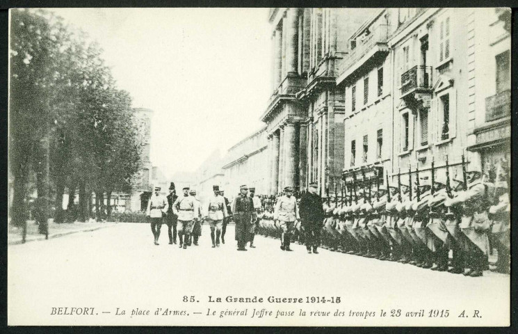 Le général Joffre passe la revue des troupes