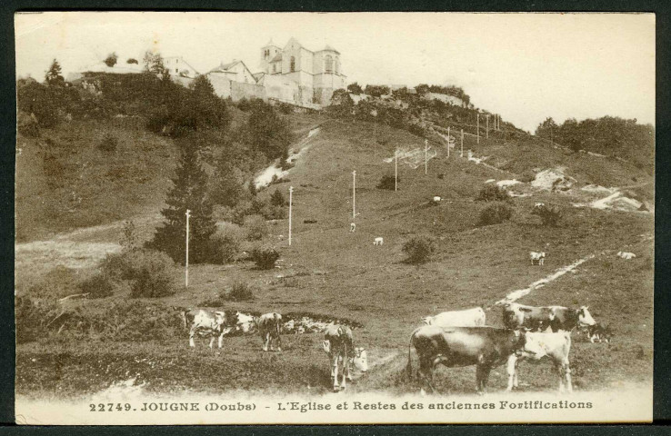 L'église et restes des anciennes fortifications