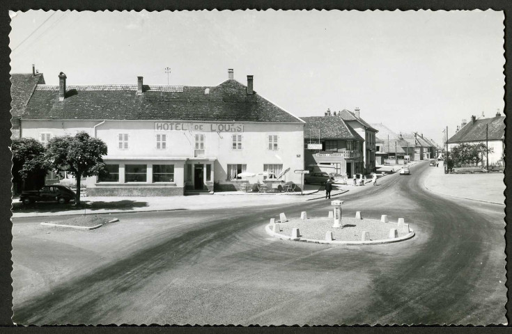 La place, hôtel de l'Ours