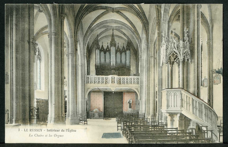 Intérieur de l'église, la chaire et les orgues