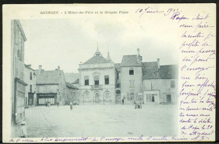 La grande place et l'Hôtel de Ville