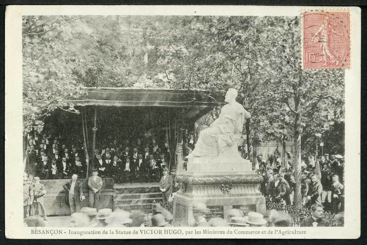 Vue de la statue Victor Hugo