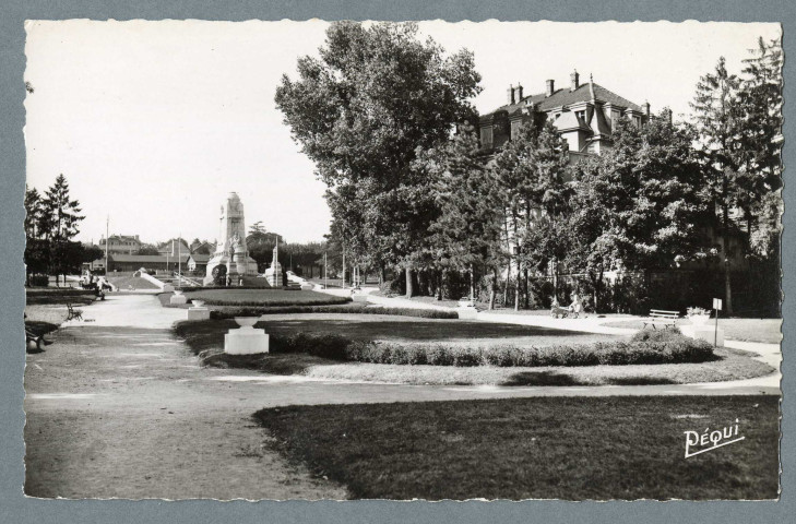 Les Glacis et le monument aux morts