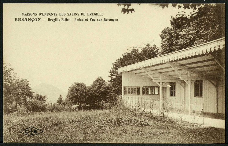 Maisons d'enfants des salins de Bregille, préau et vue sur Besançon