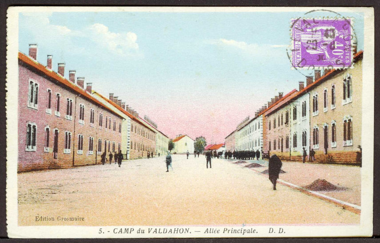 Entrée principale du camp, la grande allée