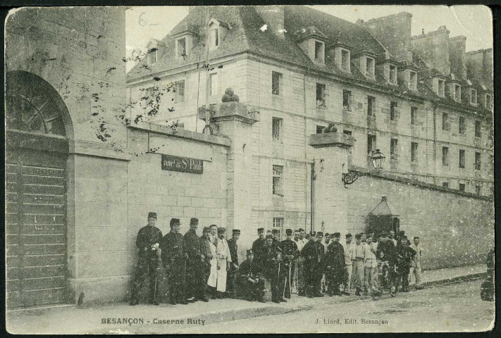 Vue de l'entrée de la caserne Ruty, rue Sarrail