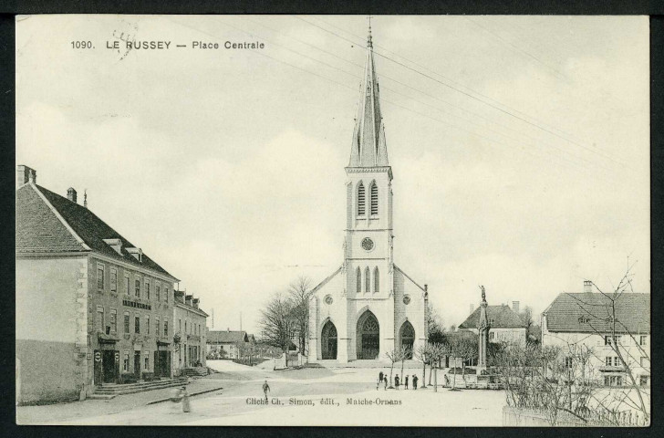 La place centrale et l'église