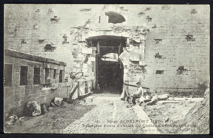 Première porte d'entrée du château avec pont-levis