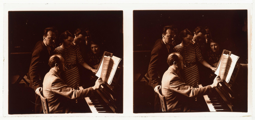 Groupe autour du piano
