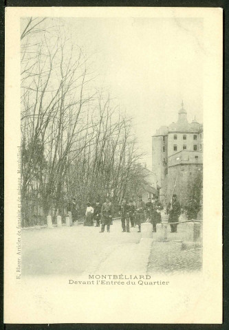 Devant l'entrée du quartier