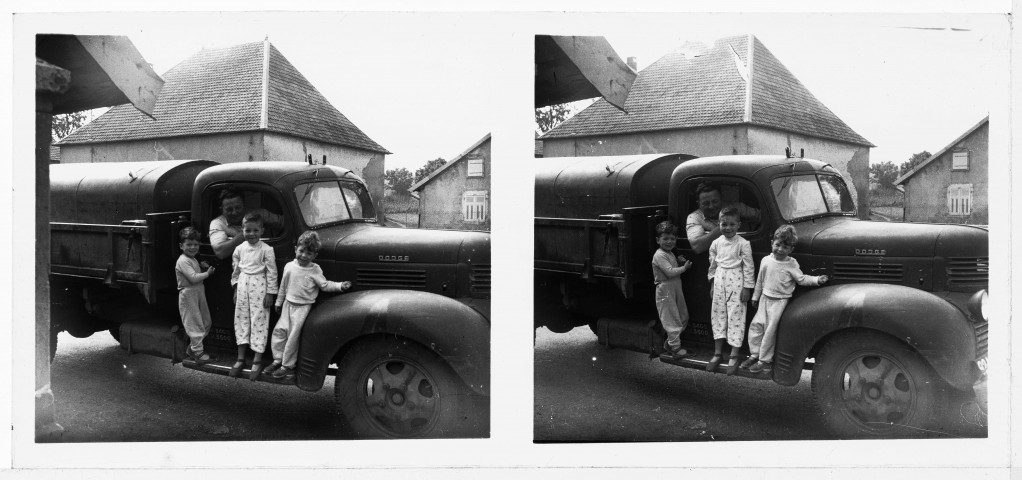Roger dans son camion, Jean-Philippe, Gilles et Denis sur le marche-pied (positif)