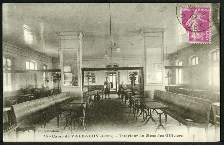 Intérieur du mess des officiers