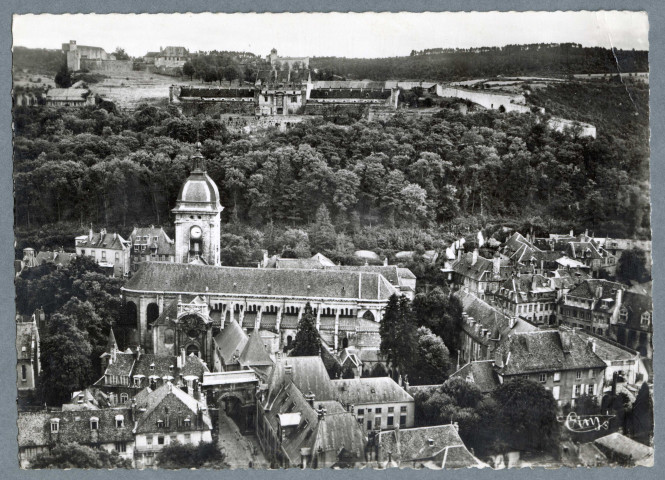 Vue aérienne - La porte Noire, la cathédrale St-Jean. Au fond la citadelle