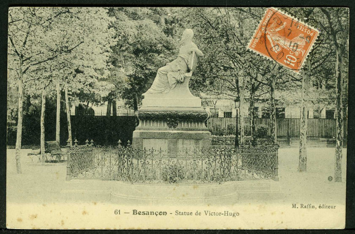 Vue de la statue Victor Hugo