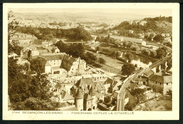 Panorama depuis la citadelle, au premier plan la porte Rivotte