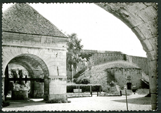 La citadelle, puits et poteaux des fusillés