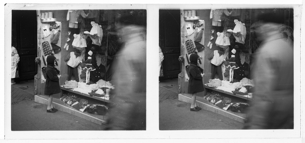 Josiane regarde une vitrine de vêtements rue Saint-Antoine