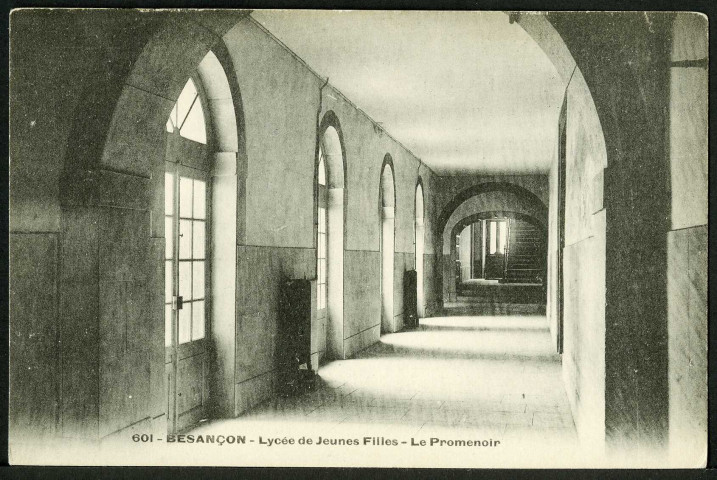 Lycée de jeunes filles, le promenoir