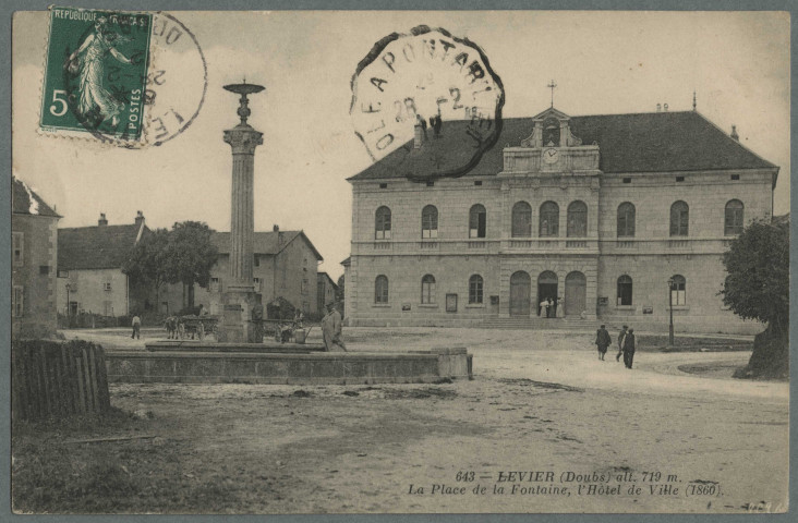 La place de la fontaine, l'hôtel de ville