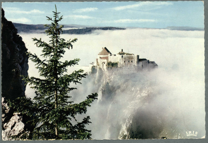 Le fort de Joux émergeant des nuages