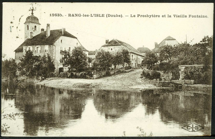 Le presbytère et la vieille fontaine