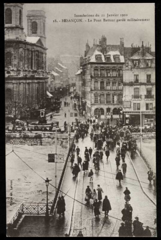 Vue du pont Battant gardé militairement, inondations 1910