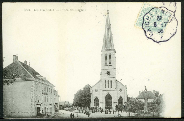 La place centrale et l'église