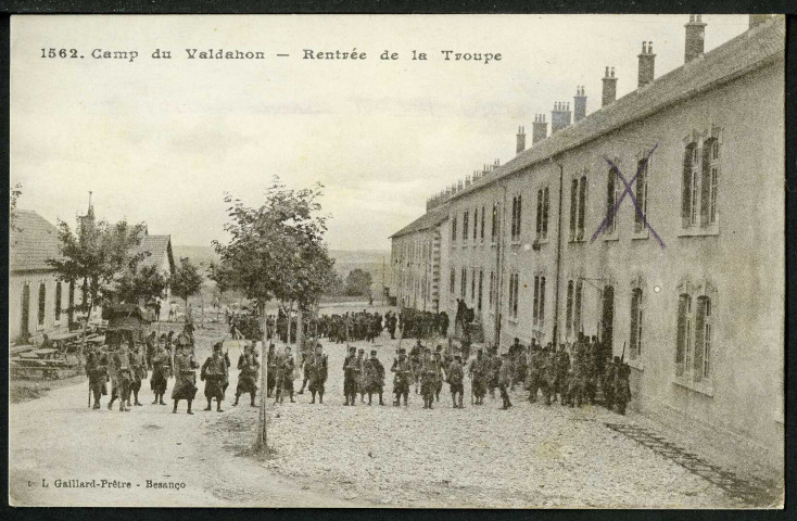 Arrivée de la troupe au camp