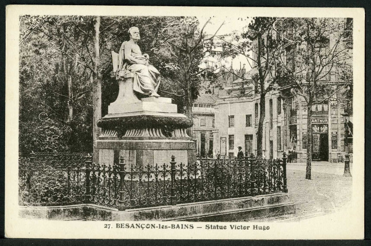 Vue de la statue Victor Hugo