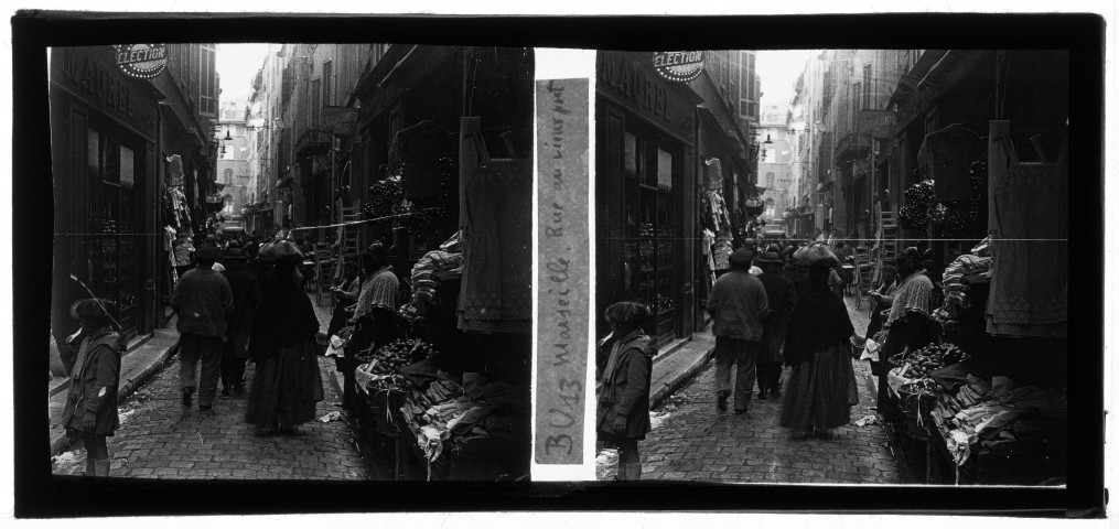 Étals et badauds rue du vieux port